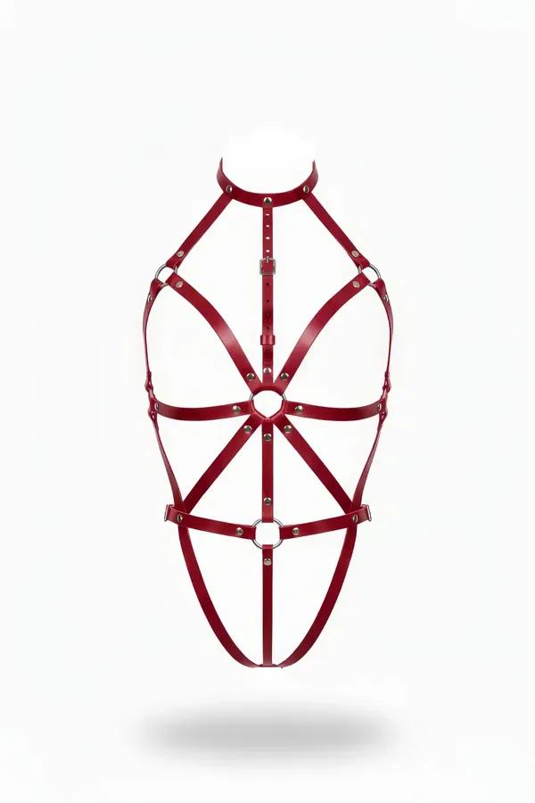 Bordo faux leather body harness yüksek yaka choker ve gümüş O-ring detaylı geometrik bant tasarımı