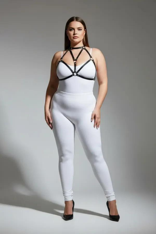 büyük beden siyah vegan deri göğüs harness altın O-ring ve choker boyunluk detayı beyaz bodysuit üzerinde