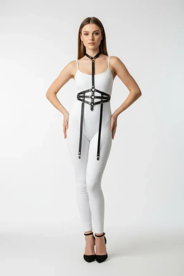 siyah suni deri vücut harness kemeri gümüş metal O-halka ve perçin detaylı corset aksesuarı