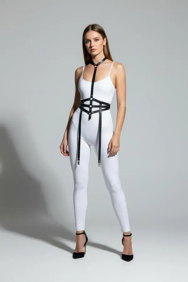 siyah suni deri vücut harness kemeri gümüş metal O-halka ve perçin detaylı corset aksesuarı