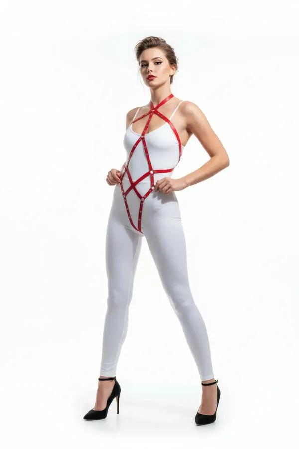 kırmızı parlak vegan deri body harness çapraz bant ağı altın metal perçin detayı