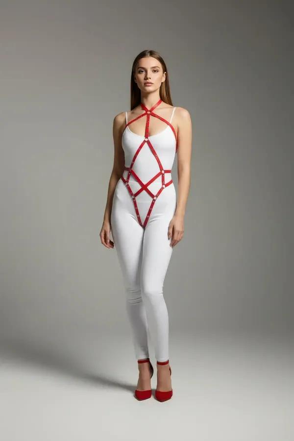 kırmızı parlak vegan deri body harness çapraz bant ağı altın metal perçin detayı