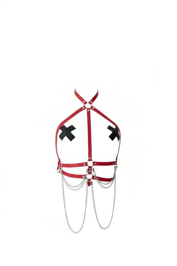 Kırmızı vegan deri vücut kemeri harness, çapraz göğüs bantları ve sarkan gümüş zincir detayı
