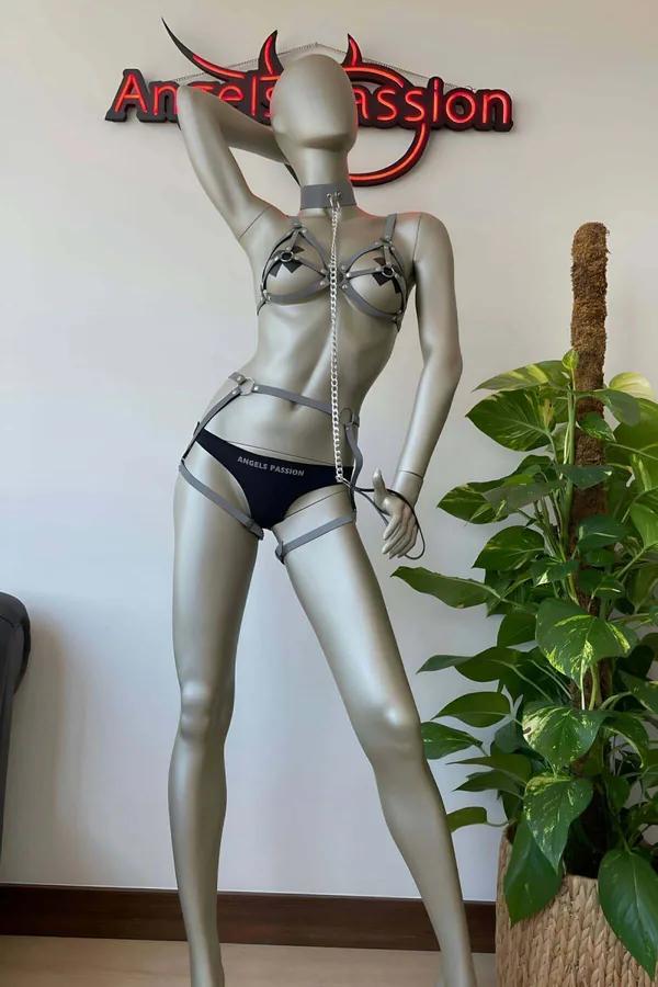 Beyaz reflektörlü PU deri tam vücut harness takımı siyah zincir detaylı, göğüs bel ve uyluk bandı set