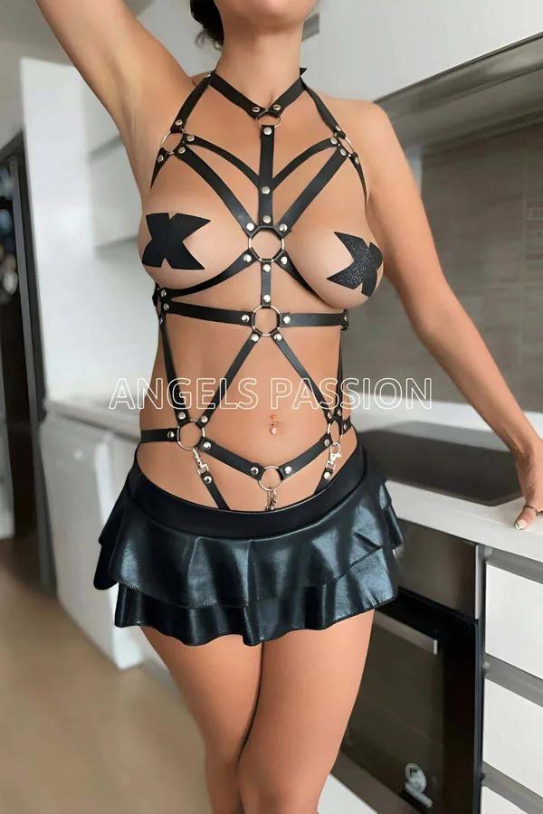 Siyah suni deri full body harness gümüş O-halka ve zincir detaylı geometrik bant tasarımı