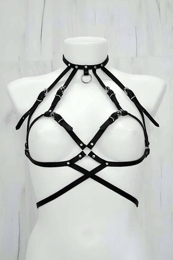 Siyah suni deri göğüs harness boyun halkası ve gümüş metal toka detaylı, çapraz X bant konfigürasyonu