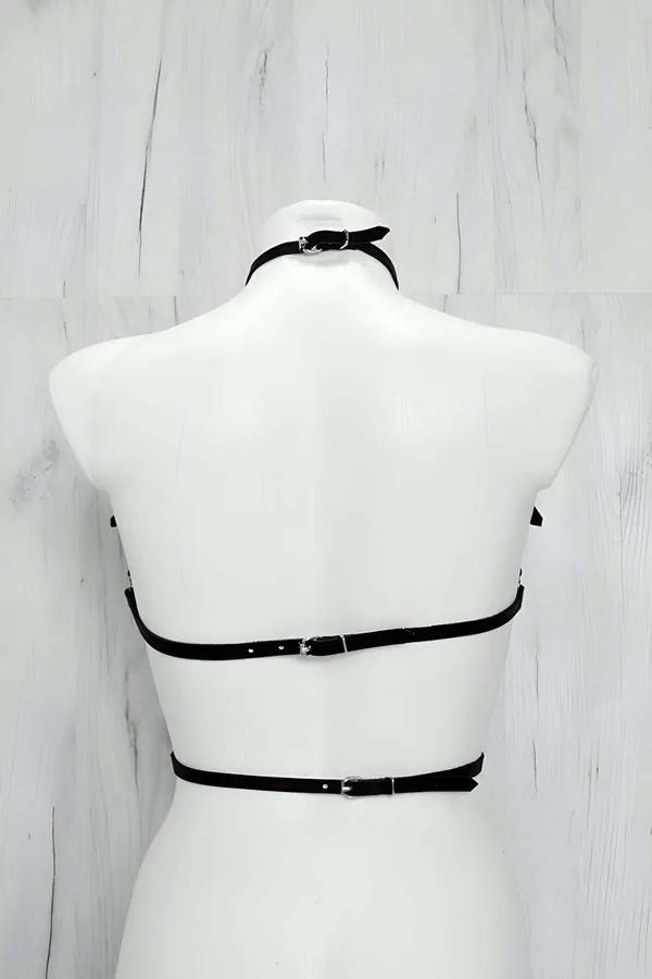 Siyah suni deri göğüs harness boyun halkası ve gümüş metal toka detaylı, çapraz X bant konfigürasyonu