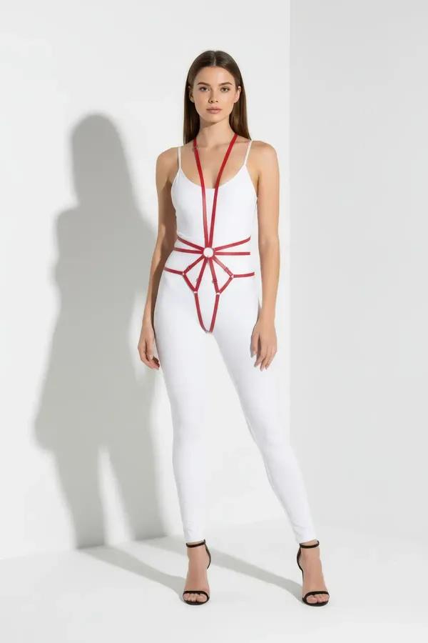 kırmızı vegan deri body harness O-halka detaylı tam vücut aksesuar beyaz kıyafet üzerinde