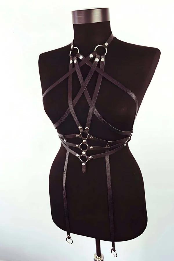 siyah vegan deri tam vücut harness gümüş O-ring çapraz şerit ve garter askılı manken görseli