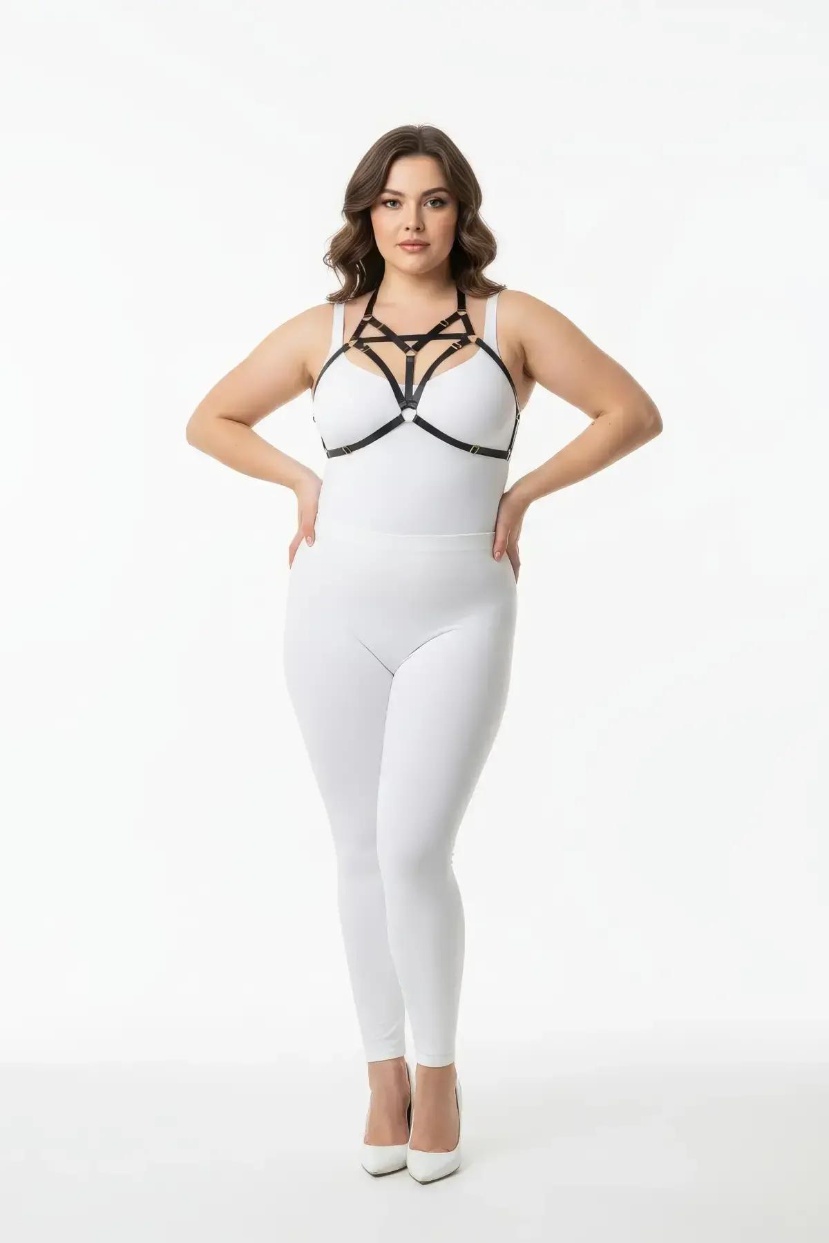büyük beden siyah lastik göğüs harness geometrik şerit altın toka detayı büyük beden model üzerinde