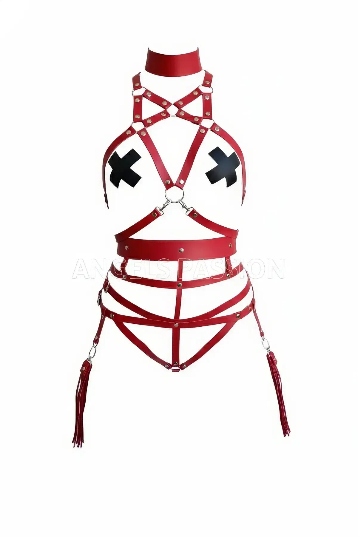 Kırmızı vegan deri tam vücut harness takımı gümüş O-halka ve kalça püskül detayı ile