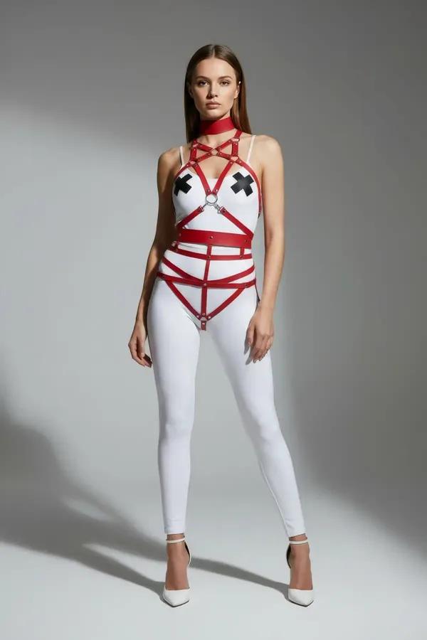 kırmızı vegan deri harness takım O halka geometrik şerit ve kırmızı püsküller gümüş metal perçin detaylı