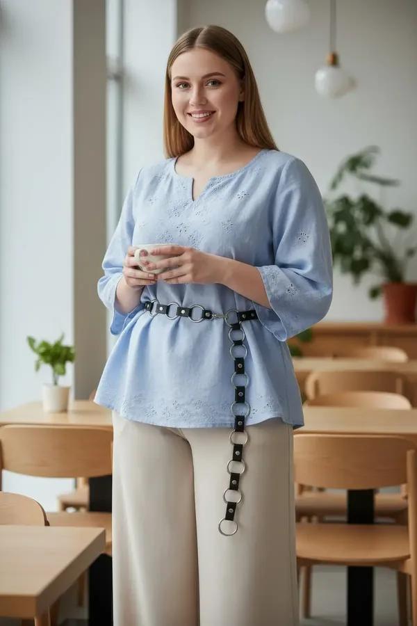 siyah vegan deri kadın kemer gümüş O-halka zincir detaylı büyük beden mavi bluz kombininde