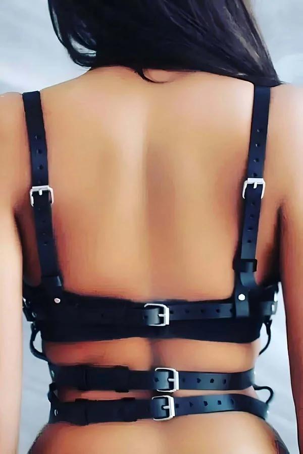 Siyah suni deri göğüs harness gümüş perçinli çift dikey bant ve bel bandı kadın üzerinde