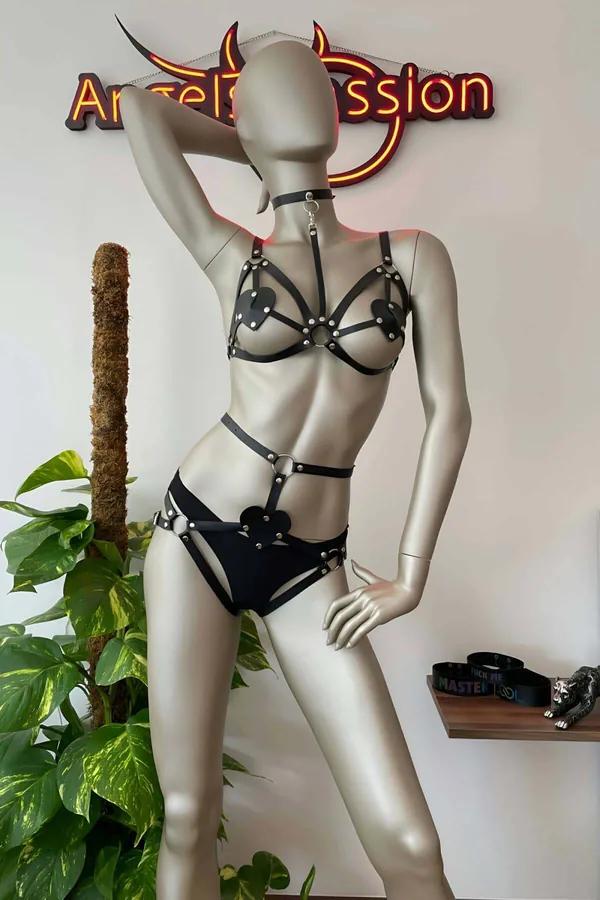 Siyah vegan deri harness sütyen takımı kalp deri aplike gümüş O-ring perçin jartiyer ve choker manken üzerinde