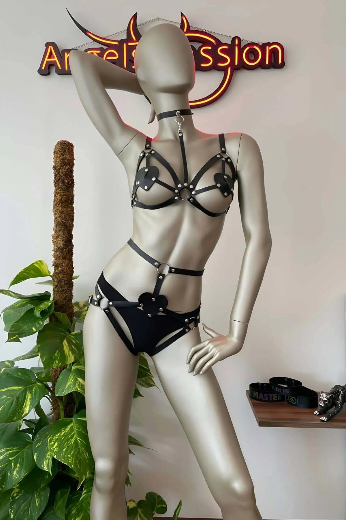 Siyah vegan deri harness sütyen takımı kalp deri aplike gümüş O-ring perçin jartiyer ve choker manken üzerinde