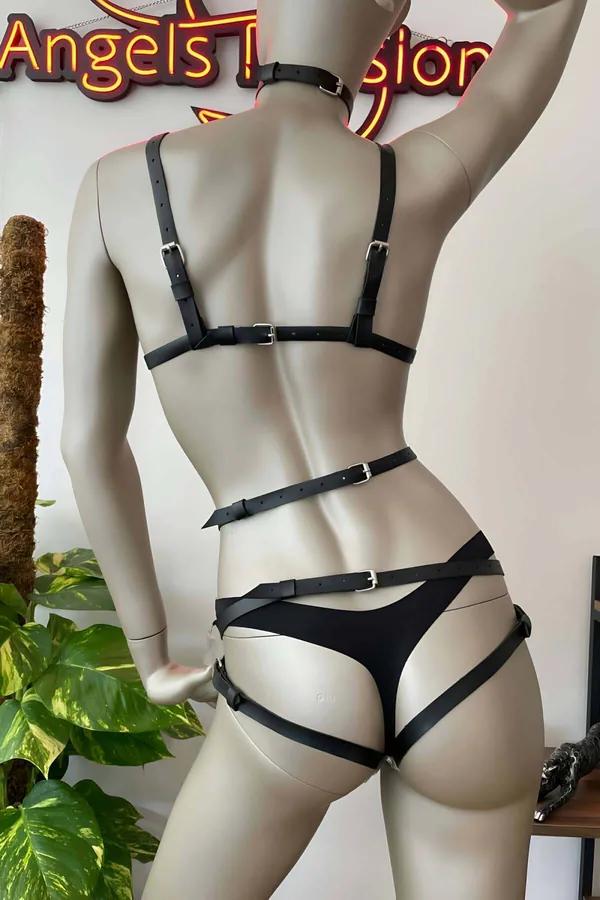 Siyah vegan deri harness sütyen takımı kalp deri aplike gümüş O-ring perçin jartiyer ve choker manken üzerinde