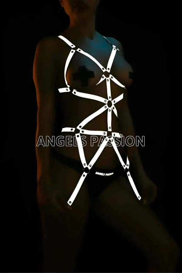 reflektörlü body harness gümüş beyaz bantlı geometrik tam vücut tasarım karanlık arka planda parlayan