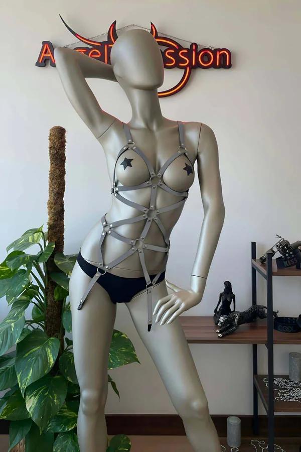 reflektörlü body harness gümüş beyaz bantlı geometrik tam vücut tasarım karanlık arka planda parlayan