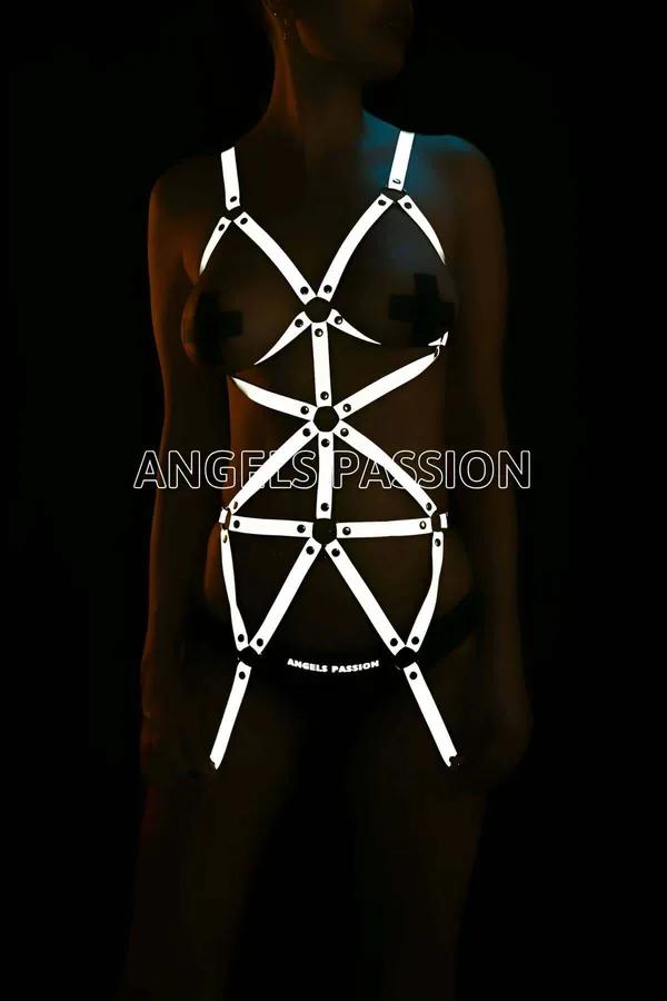 reflektörlü body harness gümüş beyaz bantlı geometrik tam vücut tasarım karanlık arka planda parlayan