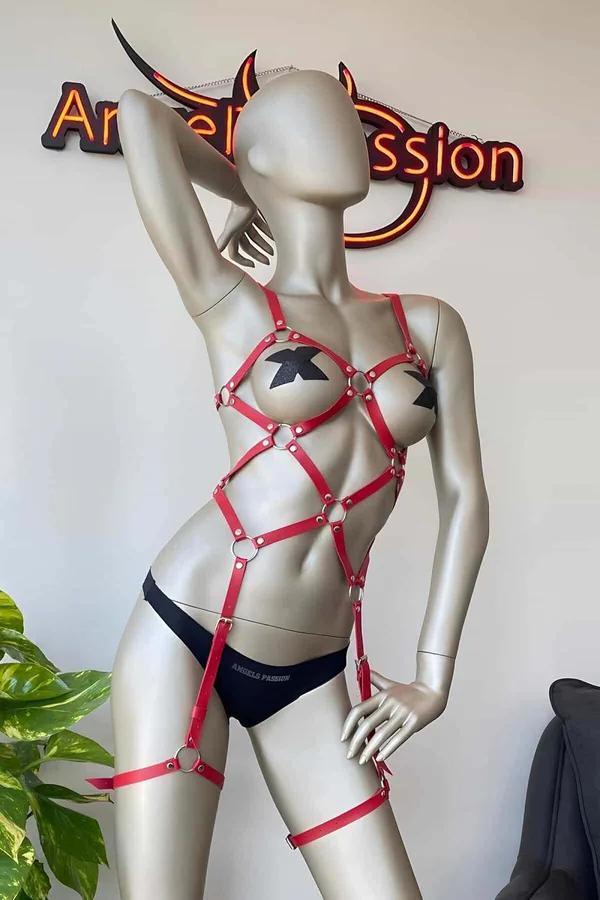 kırmızı vegan deri vücut harness gümüş O-halkalar göğüs bel bacak bantlı kafes tasarım manken üzerinde