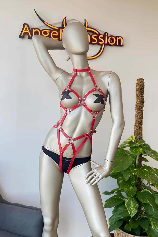 Kırmızı vegan deri tam vücut harness gümüş O-halka ve perçin detaylarıyla geometrik bant konfigürasyonu