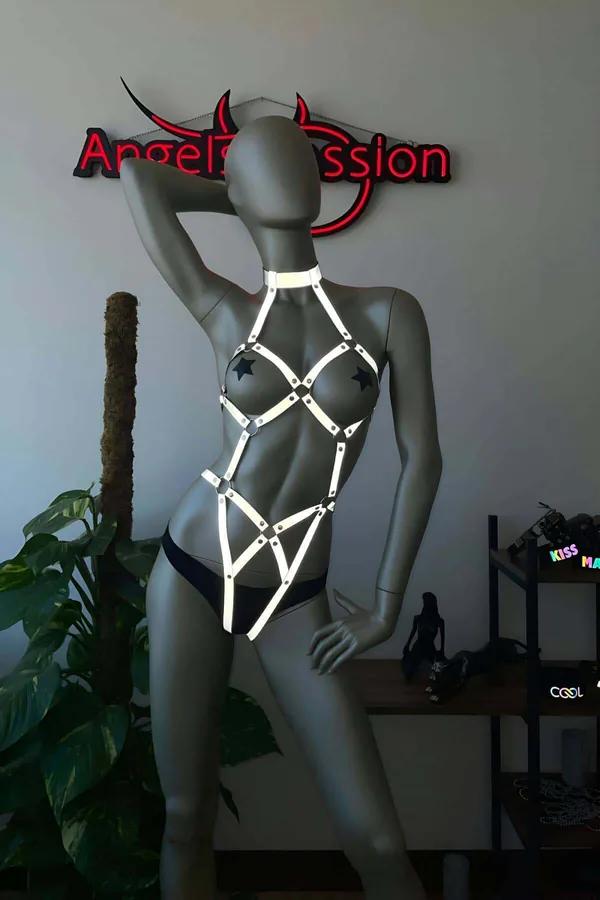 Reflektörlü body harness beyaz bantlı tam vücut dansçı aksesuarı gümüş toka detayı
