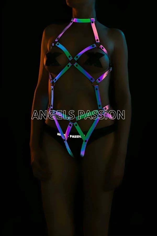 Reflektörlü neon body harness mor-yeşil parlayan bantlar geometrik X çapraz tam vücut tasarım