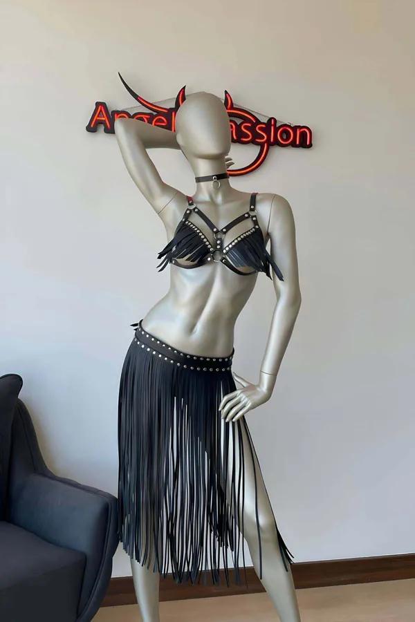 siyah vegan deri püsküllü harness sütyen ve saçaklı etek takım, metal O-ring ve gümüş perçin detaylı