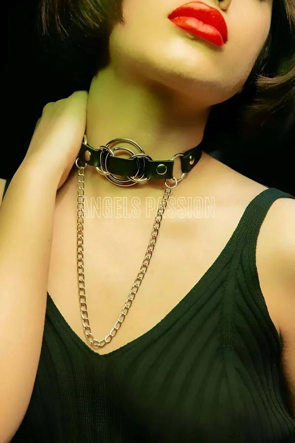 Siyah suni deri choker üç gümüş halka ve sarkık zincir detayı boyunda