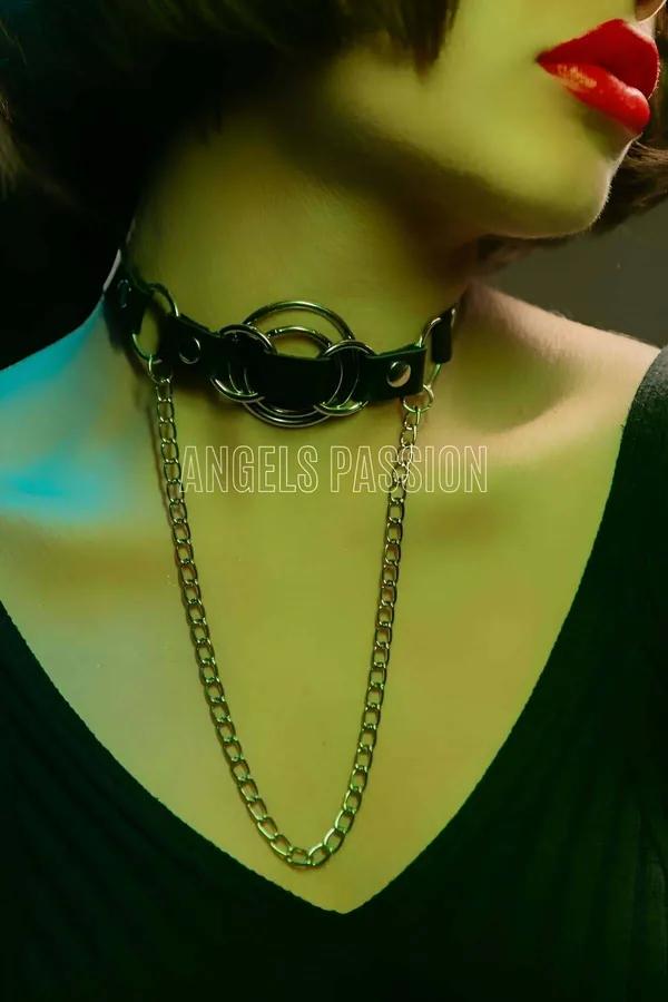 Siyah suni deri choker üç gümüş halka ve sarkık zincir detayı boyunda