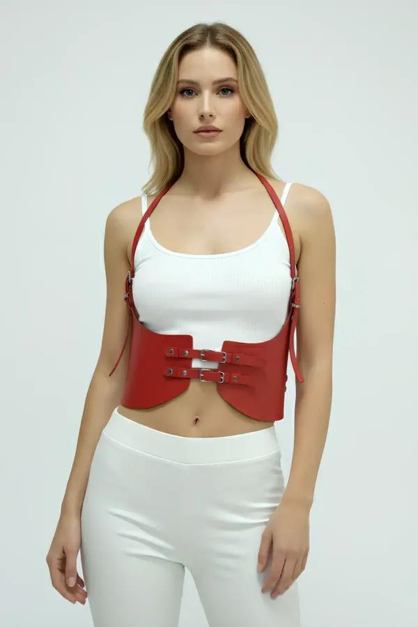 kırmızı vegan deri harness korse çift siyah metal toka ve halter askılı bel bandı beyaz atlet üzerinde