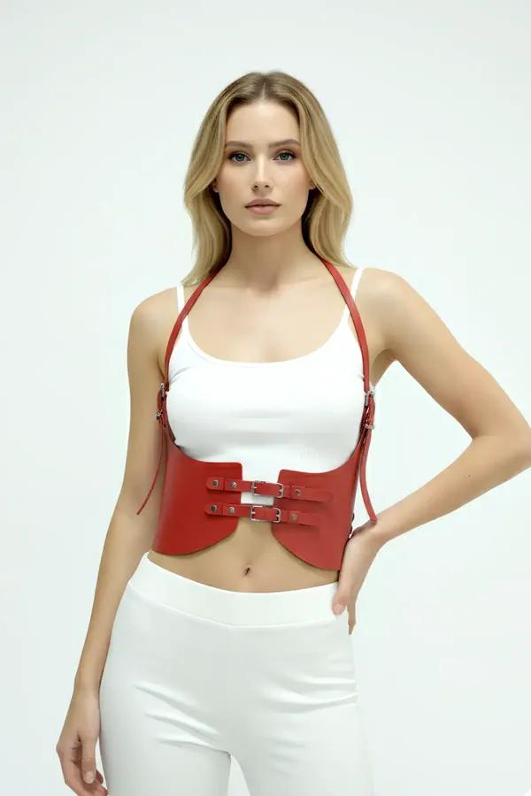 kırmızı vegan deri harness korse çift siyah metal toka ve halter askılı bel bandı beyaz atlet üzerinde