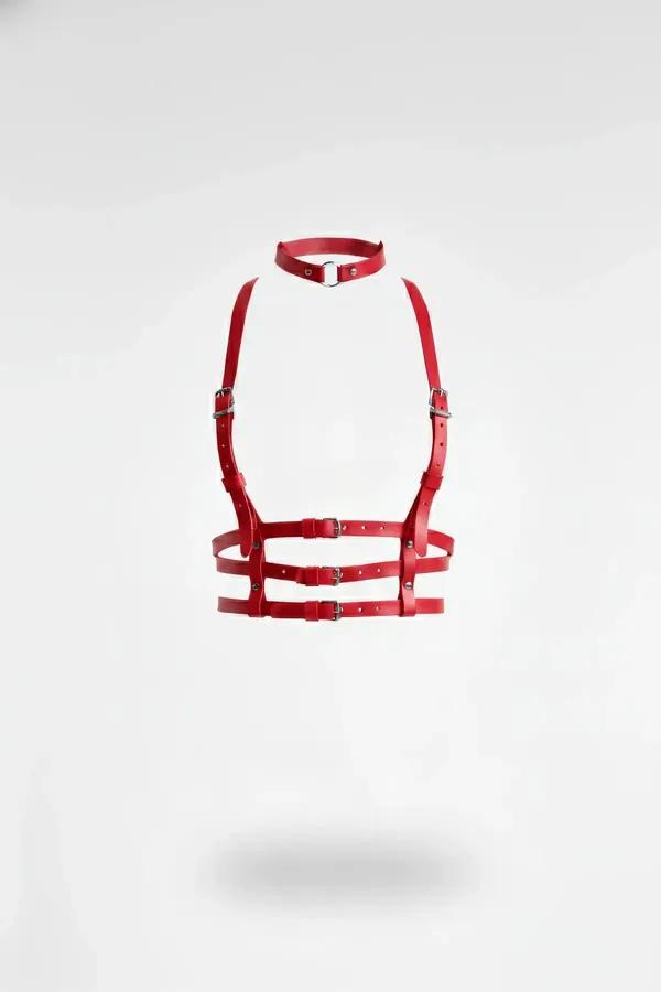 Kırmızı vegan deri çoklu şeritli tokalı vücut harness, gümüş metal toka ve choker bantlı tasarım