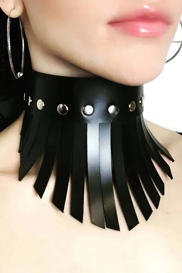 Püsküllü siyah vegan deri choker gümüş perçin detaylı geniş bantlı boyunluk