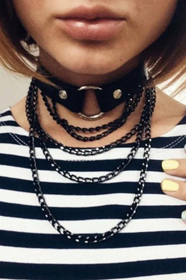 Siyah vegan deri choker gümüş O-halka ve çok katmanlı siyah metal zincir detayı