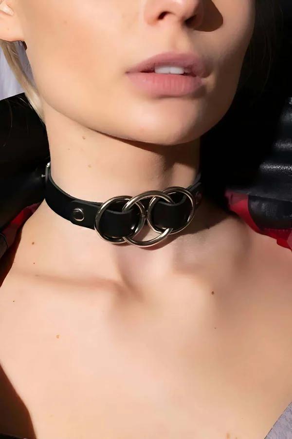 Üçlü gümüş O-halka detaylı siyah vegan deri choker ayarlı toka ve gümüş perçinli band