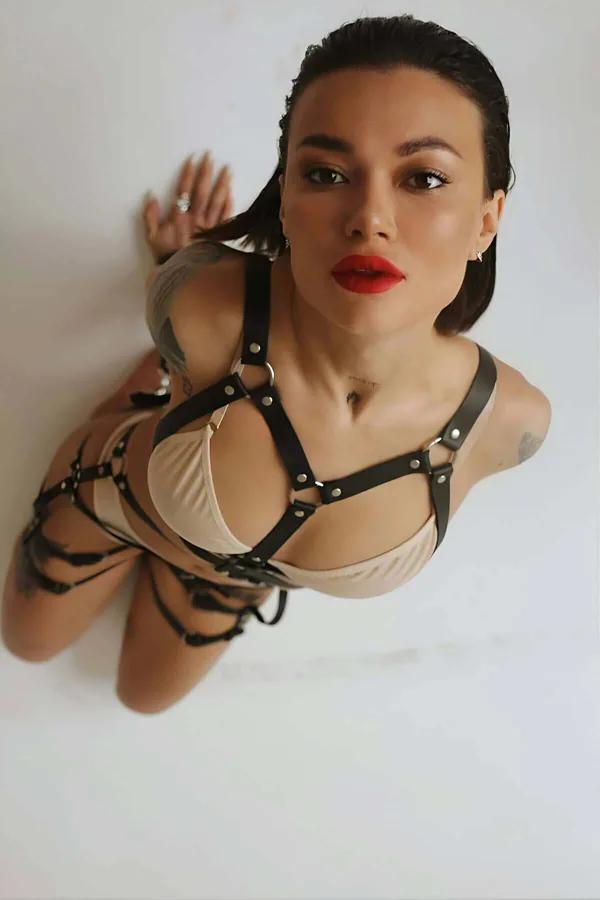 siyah vegan deri omuzdan askılı fantezi harness takım gümüş metal çıtçıt detaylı üst ve bel bandı