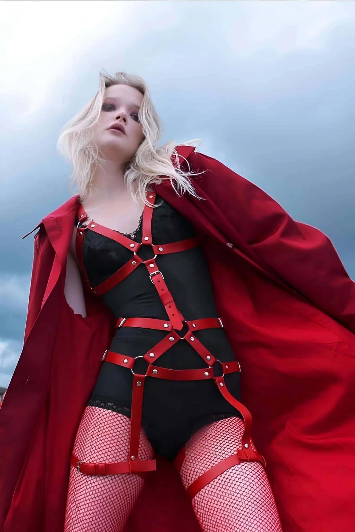 kırmızı vegan deri full body harness gümüş O-ring ve perçin detaylı göğüs bel uyluk kayışları