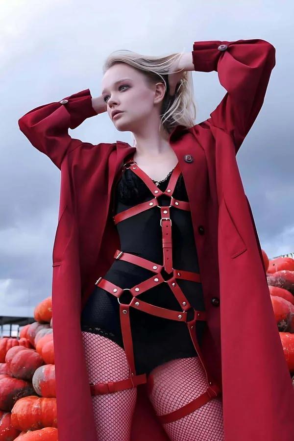 kırmızı vegan deri full body harness gümüş O-ring ve perçin detaylı göğüs bel uyluk kayışları