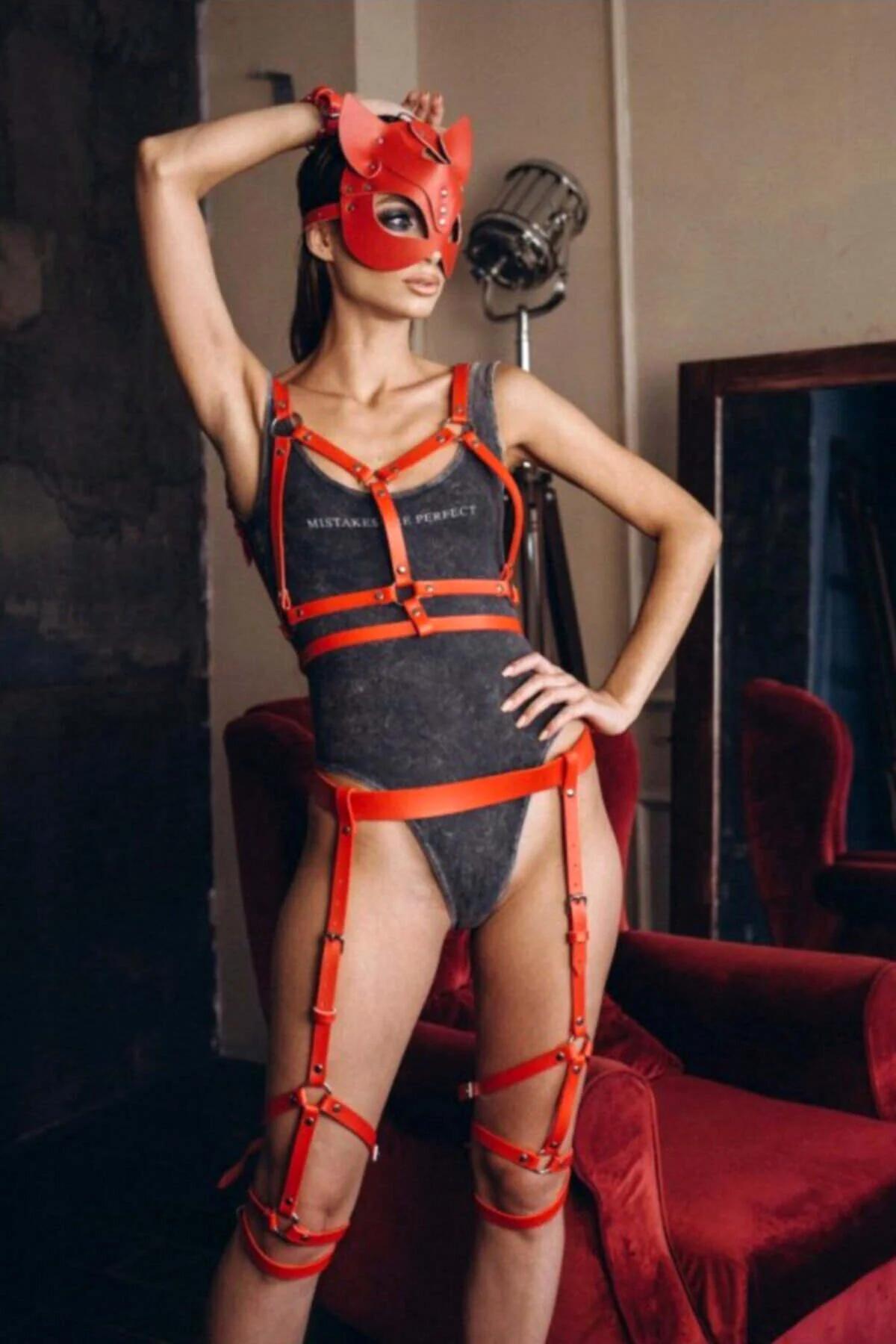 kırmızı faux leather tam vücut harness seti, göğüs ve bacak bantları gümüş toka, kedi maskesi dahil