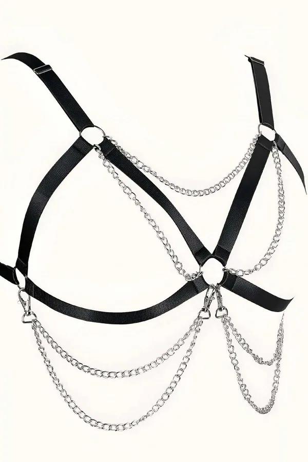 Siyah lastik bantlı gümüş zincirli göğüs harness, O-ring merkez detayı, kıyafet üzeri vücut aksesuarı