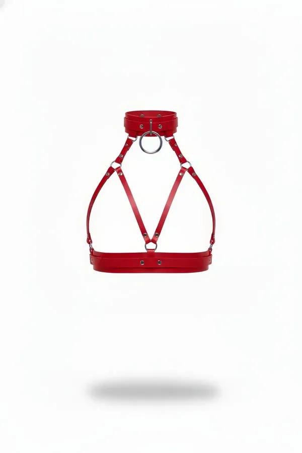 Kırmızı faux leather vücut harness boyunluk ve gümüş O-halka detaylı üçgen bant geometrisi