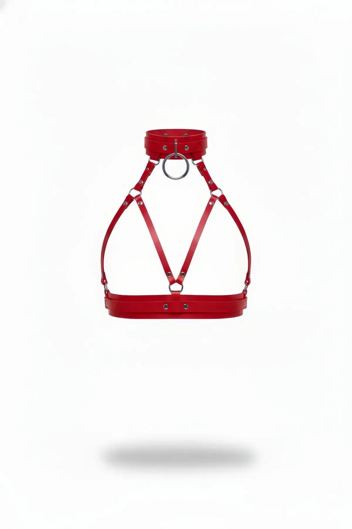 Kırmızı faux leather vücut harness boyunluk ve gümüş O-halka detaylı üçgen bant geometrisi
