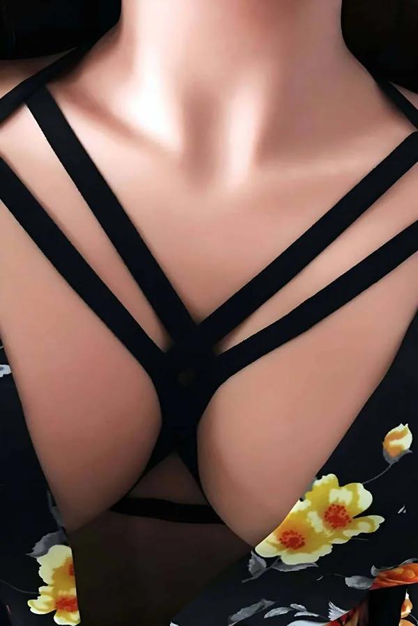 siyah lastik çapraz bant göğüs harness gömlek üzerine giyimde yakın çekim