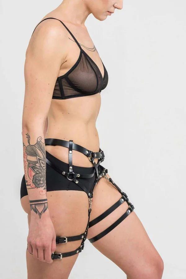 Siyah suni deri bacak harness, gümüş O-ring ve perçin detaylı, bel ve uyluk çevresini saran jartiyer kayış aksesuar