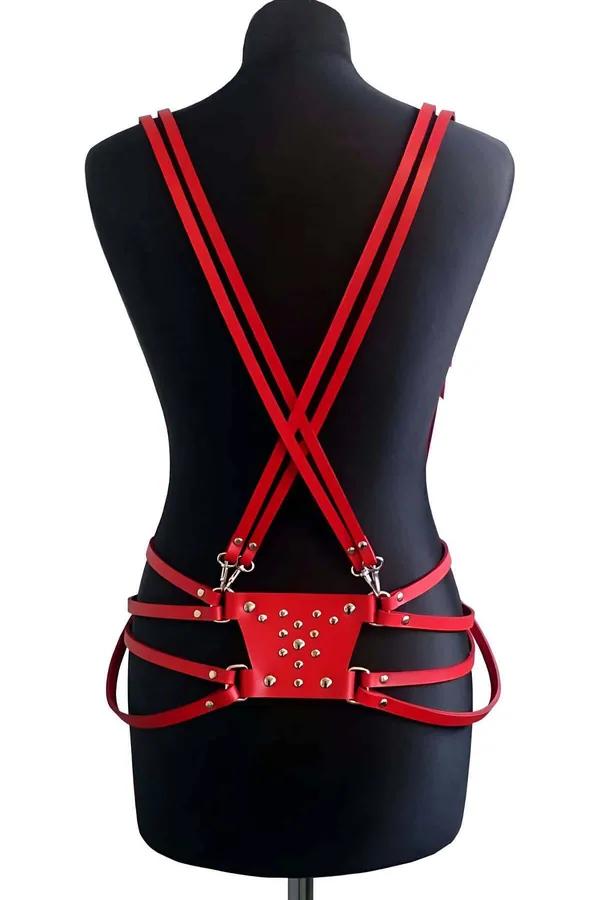 kırmızı vegan deri harness perçinli ön panel gümüş toka omuz askılı gövde