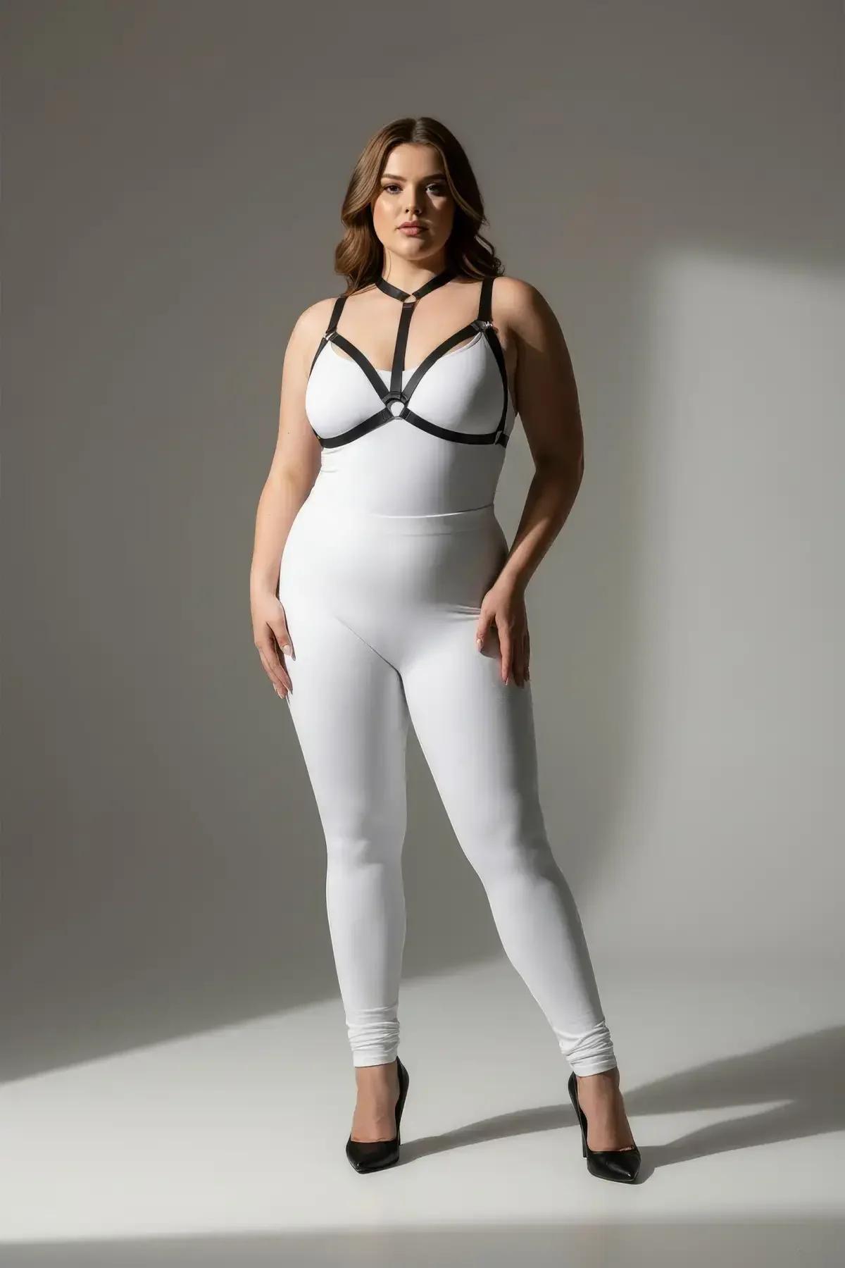 büyük beden siyah lastik göğüs harness beyaz body üzerinde O-halka ve gümüş toka detayı