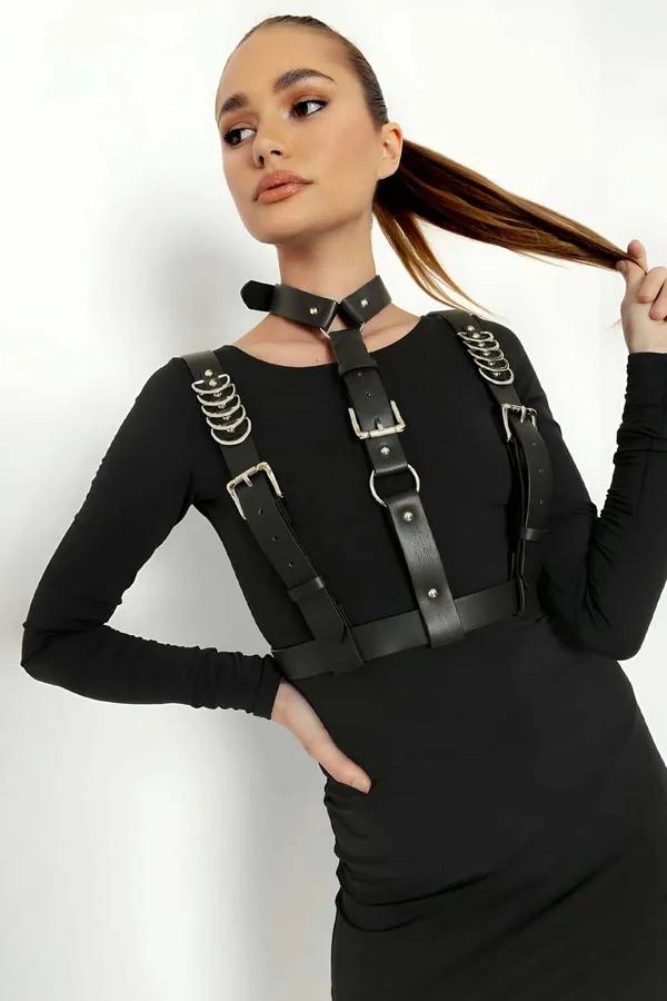 siyah vegan deri göğüs kemeri gümüş D-halkalı omuz askısı ve boyun tasmalı harness