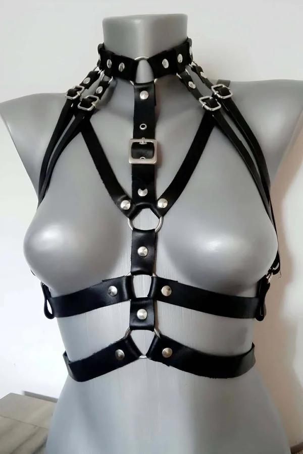 Siyah vegan deri göğüs harness gümüş metal toka ve perçin detaylı, kadın üzerinde dantel sütyen üstü
